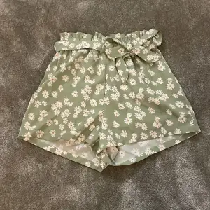 Ett par gröna blommiga shorts från shein 🌸 använda 2-3 gånger i fint skick💓