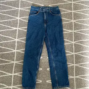 Ett par jättefina mörkblå jeans från Bik Bok som är i väldigt bra skick. I stl 29/32.