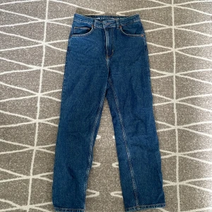 Bik Bok jeans - Ett par jättefina mörkblå jeans från Bik Bok som är i väldigt bra skick. I stl 29/32.