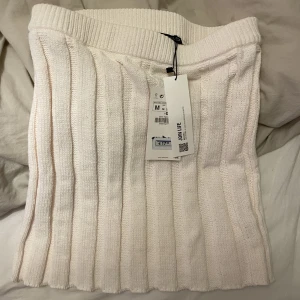 Jätte fin stickad kjol från Zara  - Stickad kjol från zara i stl M. Nypris ca 200 kr  Mitt pris 150 kr 