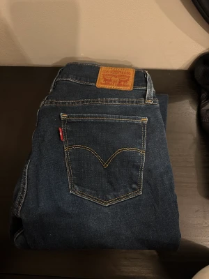 Levis jeans - Knappt använda.  150:-