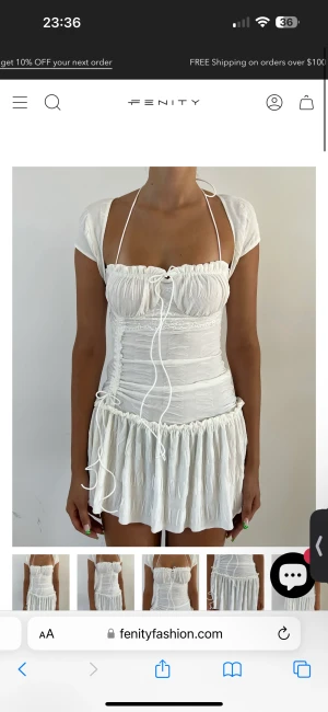 Vit klänning  - Säljer denna vita fina klänningen endast använd 1 gång. Man kan ha den på studenten och det är även en fin sommar klänning🤍🤍 köpt för 600kr 