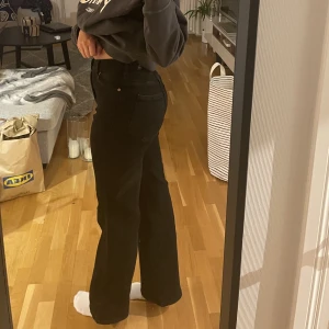 DR DENIM jeans raka svarta  - Jeans från Dr Denim storlek M längd 32. Svarta raka jeans. 