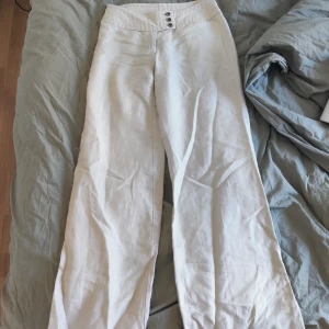 Lågmidjade linnebyxor - Snygga låg/mid midjade linne byxor. Säljer då dom är för små för mig 🥲 Knappt använda.