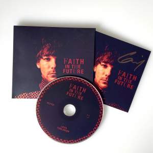 Louis Tomlinson Faith In The Future CD inklusive signerad print. Köpt från hans egna hemsida. Skivan är spelad fåtal gånger och är i nyskick.   Säljer då jag har två stycken. 