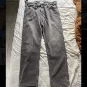 Säljer dessa gråa jeans från Jack&Jones i storlek 33 längd 34. Aldrig använda! Nypris: 599kr. Mitt pris: 500kr🙌🏼 (säljer åt min kille då de är för stora)