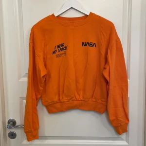 Orange collegetröja  - Säljer en varm och skön collegetröja, sitter snyggt och använd få antal gånger. 