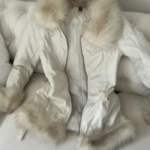 Leather jacka - 36-38 storlek, vit färg. Passar för rejin och kyligt väder. Använts 3 gånger men har haft det för många år. Jag vill bli av med och rensa ut min garderoben. Finns ingen fel det. 