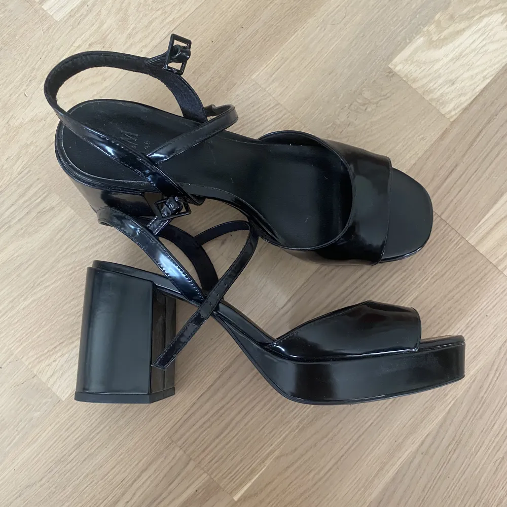 Svarta enkla klackskor köpta från H&m, endast använda en gång till balen. Köpta för 300kr, finns inte kvar på hemsidan men liknar skorna på sista bilden!💖 storlek: 38. Skor.