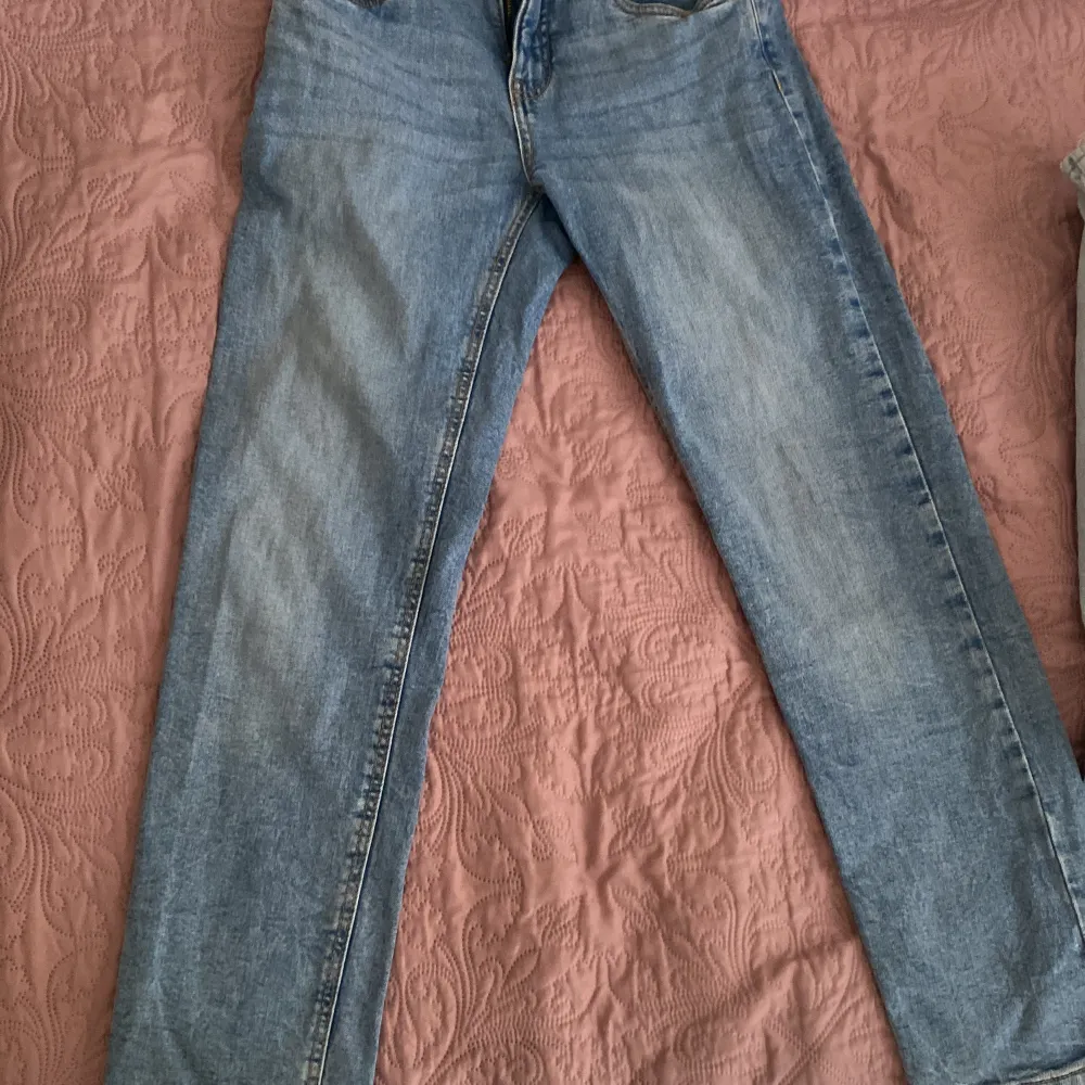 Blåa jeans, i väldigt gott skick. Low waist. Kostar 200 kr+ frakt kan diskuteras. Jeans & Byxor.