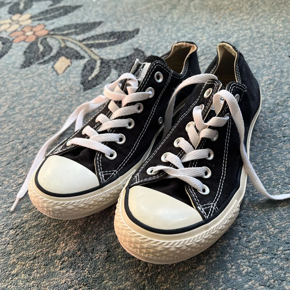 Svarta Converse all star low top, sparsamt använda med mindre tecken på bruk, storlek 39  *Håller på att flytta så köp gärna så snart som möjligt*. Skor.