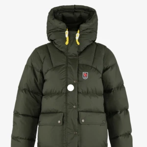 Jacka vinter jacka  - Hej, jag säljer min pappas fjällräven jacka i gamla modellen. Jackan är i storlek s men den är stor i storleken, skriv om ni har frågar eller om jag ska skicka fler bilder 