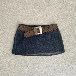 Jeanskjol - Kort mörkblå jeanskjol med inbyggt skärp och så snyggt spänne framtill i silver, från märket Abitart! Fråga om mått 💞