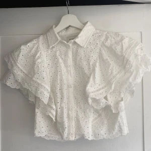 Vit topp - Säljer en oanvänd by Malina topp då den aldrig har kommit till användning, nypris 1499 säljer för 700kr