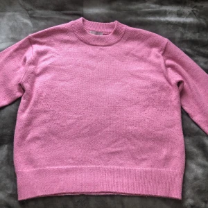 Rosa stickad tröja från H&M - Säljer denna stickade tröja från H&M. Köpare står för frakt. Tryck inte på köp nu. Betalning via Swish.💗