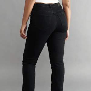 Svarta Flare jeans från Gina tricot i stl 36 Sparsamt använda, inga tecken på användning. Säljes pga att de inte kommer till användning, kom priv för fler bilder eller om ni har några frågor!💕💕