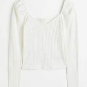 Vit långärmad tröja från hm 🫶🏻 knappt använd och skönt material