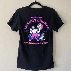 Graphic T-shirt  - Edgy t-shirt med en simpel framsida men supercool baksida!! Unisex då den passar både tjejer och killar ✨