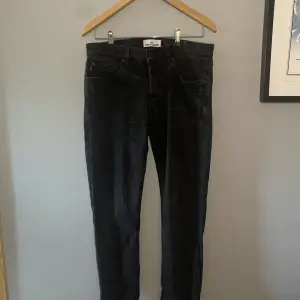 Svarta Stone Island jeans i bra skick.  Nypris 2800kr Type: SL L: 32 W: 32