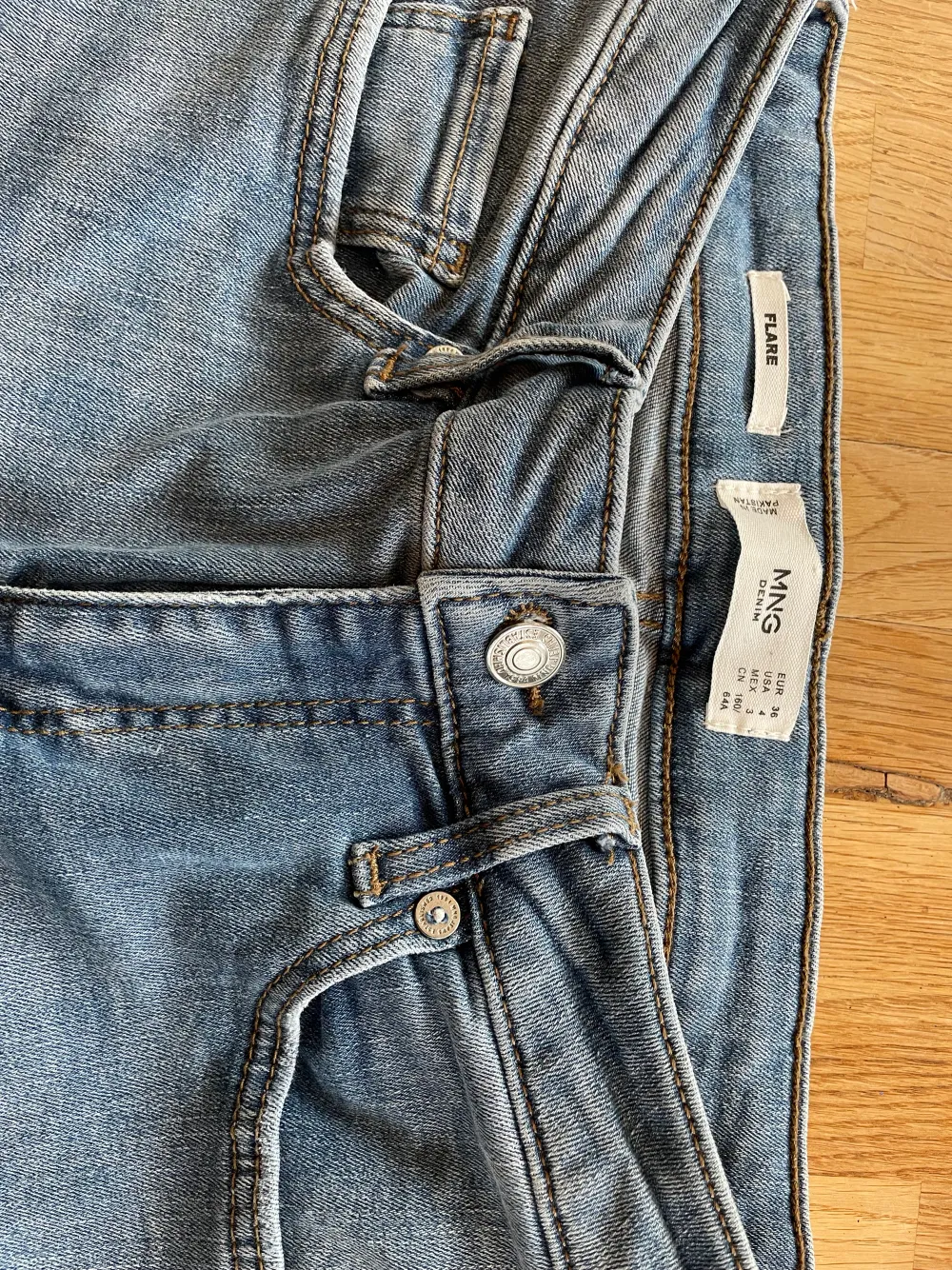 Stretchiga och sköna flaire jeans från Mango. Säljes då de tyvärr är för långa för mig (jag är ca 169 cm). Använda en gång på jobbet.  Midjemått: ca 36-39 cm (stretchigt) Innerbenslängd: ca 89 cm Mellanhög midja. Jeans & Byxor.