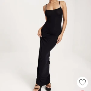 Ny klänning från Nelly - Helt ny klänning från Nelly med prislapp kvar i Stl x small. Slutsåld i alla storlekar. Säljer då den inte passa mig. Nypris 400kr