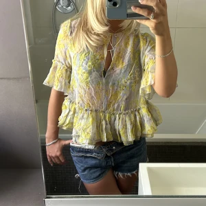 Volang blus - Så söt💛Passar mig som är S (36)