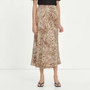 En längre kjol från samsoe samsoe i ett jättefint mönster. Använd ett fåtal gånger och är därmed i nyskick! Ord. pris 1300