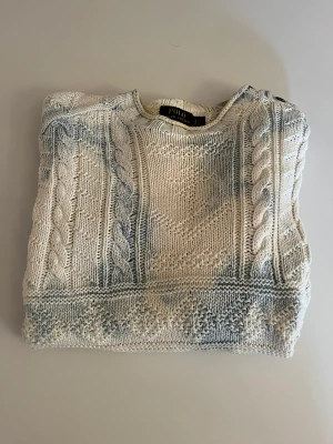 Polo Ralph Lauren - Melerad i vitt och blått, stickad bomull. Fint skick.