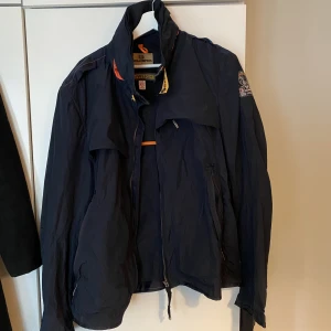 Parajumper - Parajumper jacka, knappt använd, mycket fint skick. Storlek XXL men små i storlekarna så passar XL perfekt.