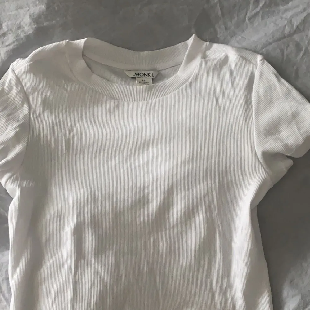 Ribbad Vit basic t-shirt, lite genomskinligt material. Använt 1 gång eftersom den är lite liten på mig, storlek Xs. Ordinarie pris 150:- säljer den för 60:- plus frakt. T-shirts.