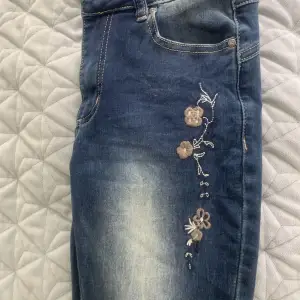 Dessa jeans är mjuka och sköna. De superfina detaljerna kan verkligen höja en outfit. Passformen är skinny och midjan är hög.