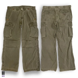 Olivgröna True Religion Cargobyxor - RARE true religion cargos i olivgrön färg, 💜midja rakt över, 50cm men med drawstring så dempassar alla💜innerben, 85cm💜ytterben, 110cm💜benöppning, 28cm💜 diverse fläckar som säkert går bort i tvätten och lite nergångna + fåtal lossad stitching