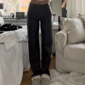 Skinnbyxor - Säljer mina älskade skinnbyxor då dom inte kommer till användning och förtjänar ett nytt hem💗midjemått: 67cm 💗innersömsmått: 85cm 💗jag är 169cm, frakt tillkommer 