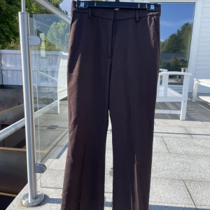 Bruna bootcut kostymbyxor STOCKH LM - Jättebekväma fina mörkbruna kostymbyxor i storlek 34. Tycker de är lite större i storleken, pga det är de väldigt sparsamt använda och i iprincip nyskick😊