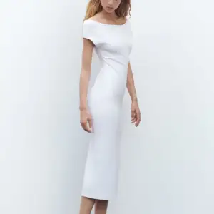Säljer denna längre klänning från Zara med fin skurning runt halsen, endast använd 1gång. Lite skrynklig på bilden då den är nytvättad men inte strykt🤍 Klicka inte på köp nu, betalning sker via Swish🫶🏼