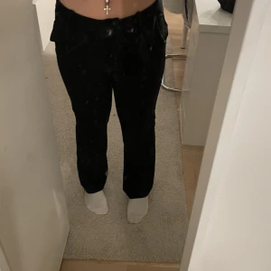 Vero Moda kostymbyxor  - Vero nosa kostymbyxor som är jättefina men dock använda mycket. Det är ändå i bra skick och ifall ni är i intresserade så kan jag skicka närmare bilder också! Sitter skitsnyggt o är bra i längden( jag är 163cm ca).