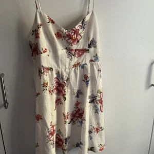 kortare blommig klänning 💓 - Säljer denna klänning från zara med ett blommig mönster. Klänningen är ganska kort. Har inte använt denna så mycket så den är i bra skick. Policy för köp står längst ner i mitt flöde. 