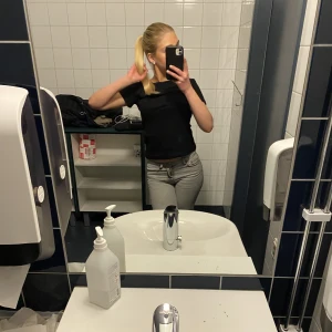 Jeans!!! - Säljer mina älskade grå jeans ifrån ginatricot. Jätte fins lågmidjade sitter perfekt med skor på mig som är 157. Använda ett fåtal gånger.✨