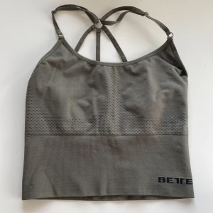 Better Bodies topp - Croptop/sport BH från Better Bodies. Använd någon enstaka gång för lääänge sedan. Padsen inuti BHn är inte kvar (har försvunnit) samt lapp på insidan är bortklippt. För övrigt fantastiskt skick, inga defekter 💚