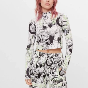 Billie Eilish Bershka Tröja - Tröja från Billie Eilish x bershka kollektionen från 2019. Tröjan köptes för ca 600(?)kr och går inte att få tag på idag. Säljer tröjan då den är för liten för mig. Tröjan har ett synbart hål som går att laga men är annars i rätt bra skick. 