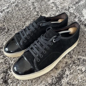 Lanvin cap toe skor - Tja, säljer nu dessa feta lanvins skor i ganska användt skick. Cond 7/10🥰 de är i size 41 :) Vid frågor och funderingar är det bara att ta kontakt med mig så löser vi en shysst deal🤝