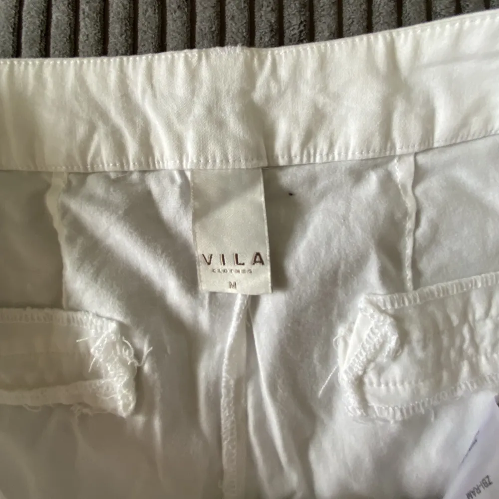 Ett par snygga vita shorts ifrån Villa. Storlek M. Väldigt fina att bära. Har en knapp och dragkedja framtill. . Shorts.