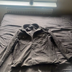 Weekday skjortjacka - Säljer min skjortjacka från weekday då jag inte använder den längre. Håller fortfarande bra kvalite.