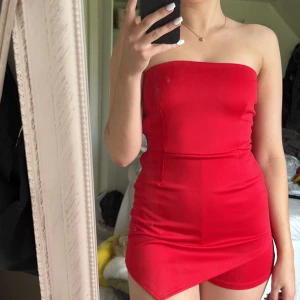 Skorts klänning  - Röd klänning med shorts i. 