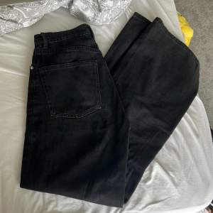 Svarta jeans från Lindex. Mått finns i sista bilden. 