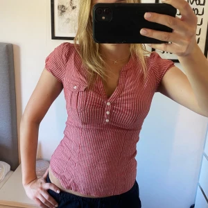 Topp  - Snygg topp från hm i strl 34 men passar även mig som bär 36/38💞 knappt använd