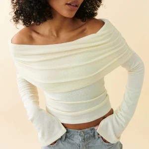 Stickad off shoulder tröja - Säljer denna stickade off shoulder tröjan / toppen från gina tricot ❤️ aldrig använd med lappen kvar! Köpt för 399kr