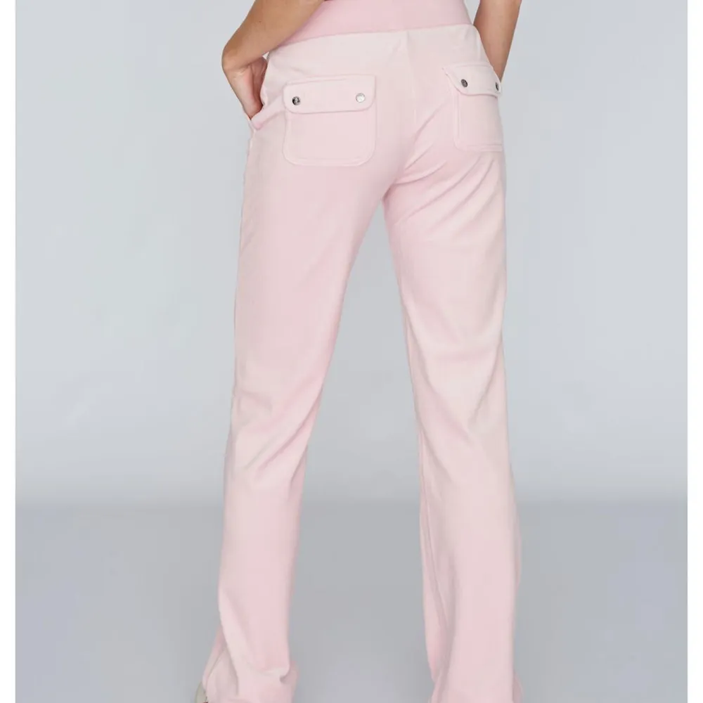 Skit fina ljusrosa juicy couture byxor i storlek S pris: 500 kr💘Säljer då de inte kommer till andvändning längre,kan gå ner i pris. Jeans & Byxor.