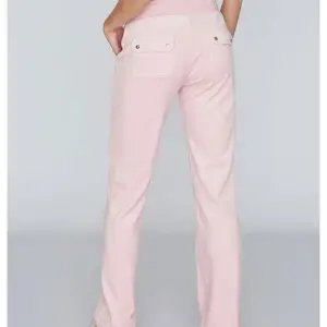 Skit fina ljusrosa juicy couture byxor i storlek S pris: 500 kr💘Säljer då de inte kommer till andvändning längre,kan gå ner i pris