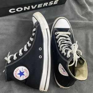 Converse Svarta - Svarta höga converseskor. Använts flitigt och defekter hittade vid sidan av tårna inuti båda skorna (se bild 3). 🖤